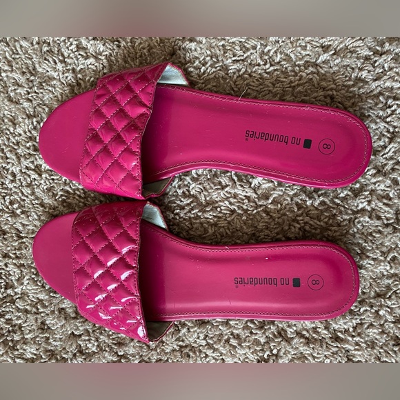 No Boundaries Shoes - 🌺No Boundaries Ladies Fuschia flat slide w/quilt look upper Pretty for summer